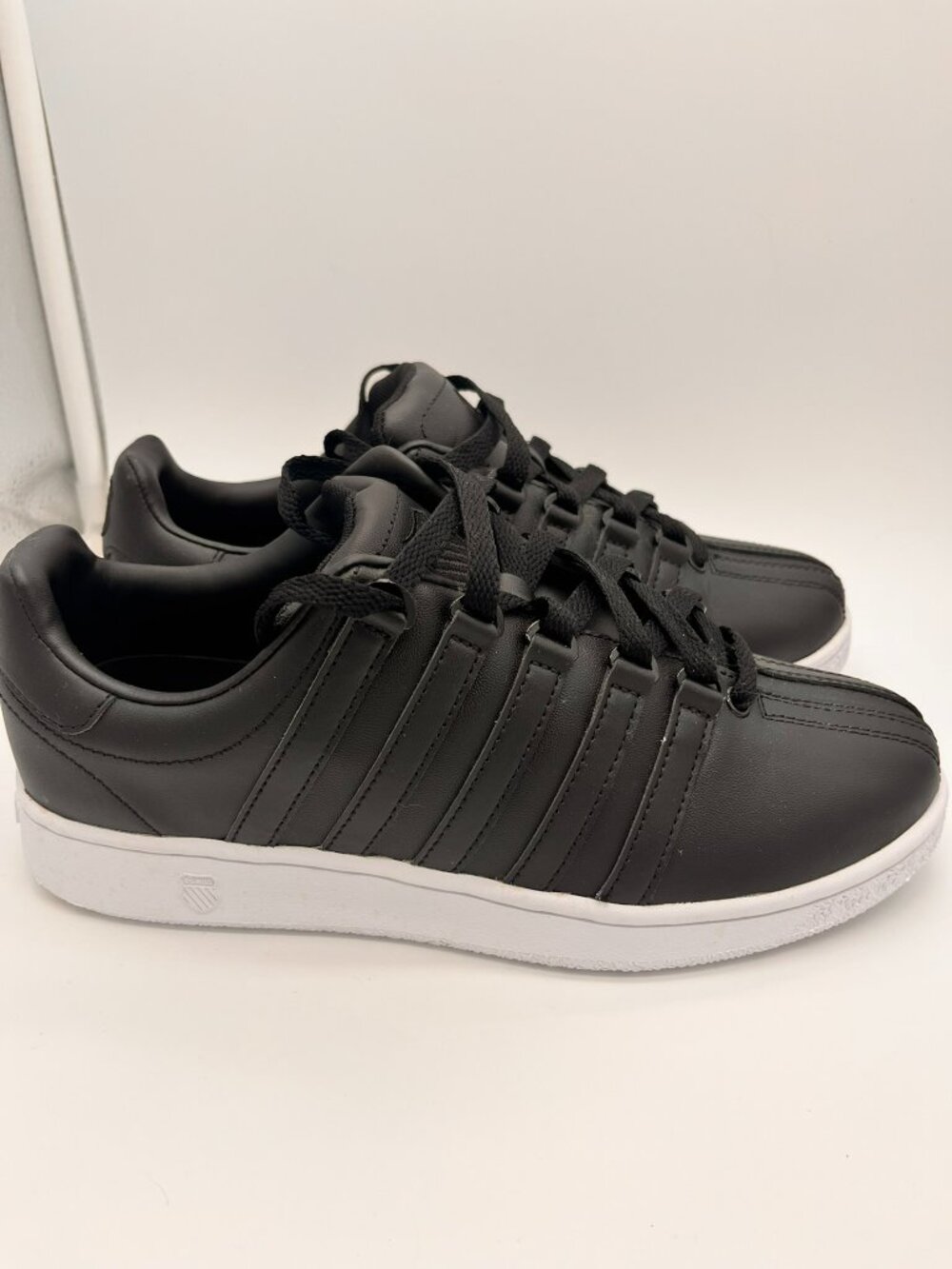 K-Swiss Womens Classic Low Black Leather Sneakers Size 9 White Sole Athletic